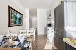 Frigorifero, microonde, forno, piano cottura