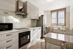 Jääkaappi, mikroaaltouuni, uuni, liesi