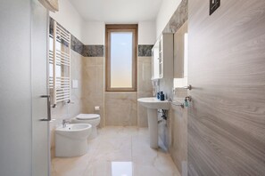 Shower, hair dryer, towels - B&B La Promessa – 'Amore' Room with Balcony, Wi-Fi, and Air Conditioning (Pregnana Milanese)