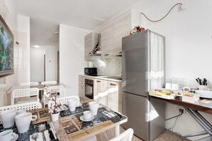 Fridge, microwave, oven, stovetop - B&B La Promessa – 'Amore' Room with Balcony, Wi-Fi, and Air Conditioning (Pregnana Milanese)