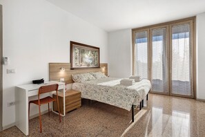 WiFi, bed sheets - B&B La Promessa – 'Amore' Room with Balcony, Wi-Fi, and Air Conditioning (Pregnana Milanese)
