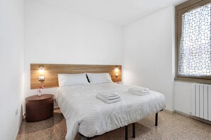 WiFi, bed sheets - B&B La Promessa - 'Fedeltá' Bedroom with Wi-Fi and Air Conditioning (Pregnana Milanese)