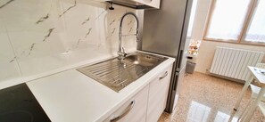 Frigorifero, microonde, forno, piano cottura