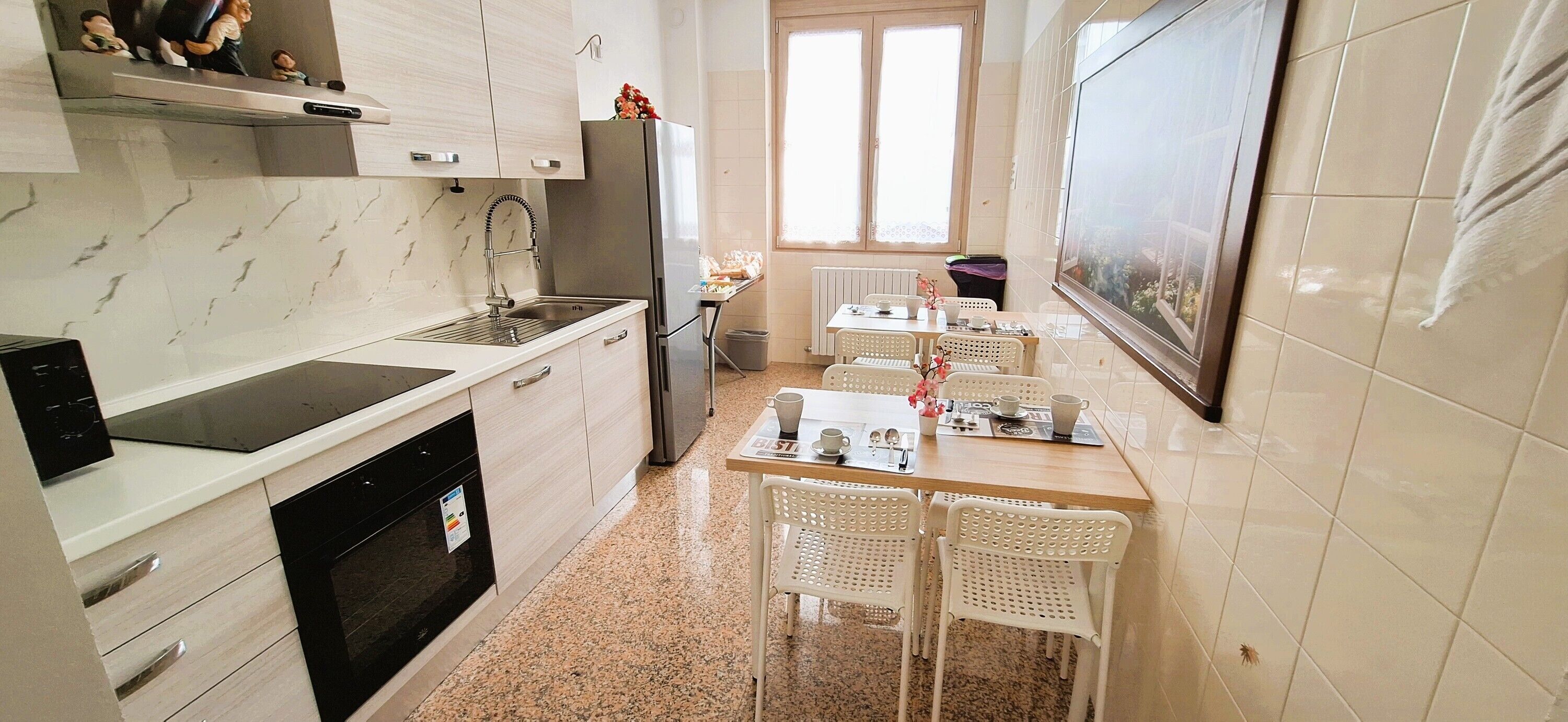 Frigorifero, microonde, forno, piano cottura