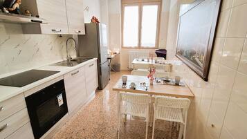 Frigorifero, microonde, forno, piano cottura