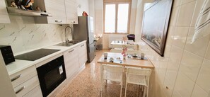 Kylskåp, mikrovågsugn, ugn och spishäll