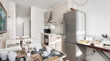 Frigorifero, microonde, forno, piano cottura