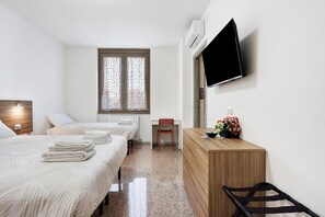 1 bedroom, WiFi, bed sheets - B&B La Promessa – 'Passione' Bedroom with Wi-Fi and Air Conditioning (Pregnana Milanese)