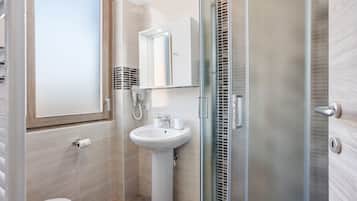 Douche, sĂšche-cheveux, serviettes fournies
