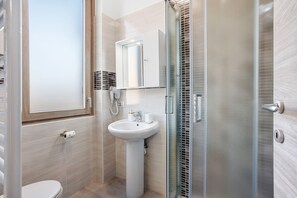 Shower, hair dryer, towels - B&B La Promessa – 'Passione' Bedroom with Wi-Fi and Air Conditioning (Pregnana Milanese)