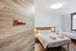 WiFi, bed sheets - B&B La Promessa – 'Passione' Bedroom with Wi-Fi and Air Conditioning (Pregnana Milanese)