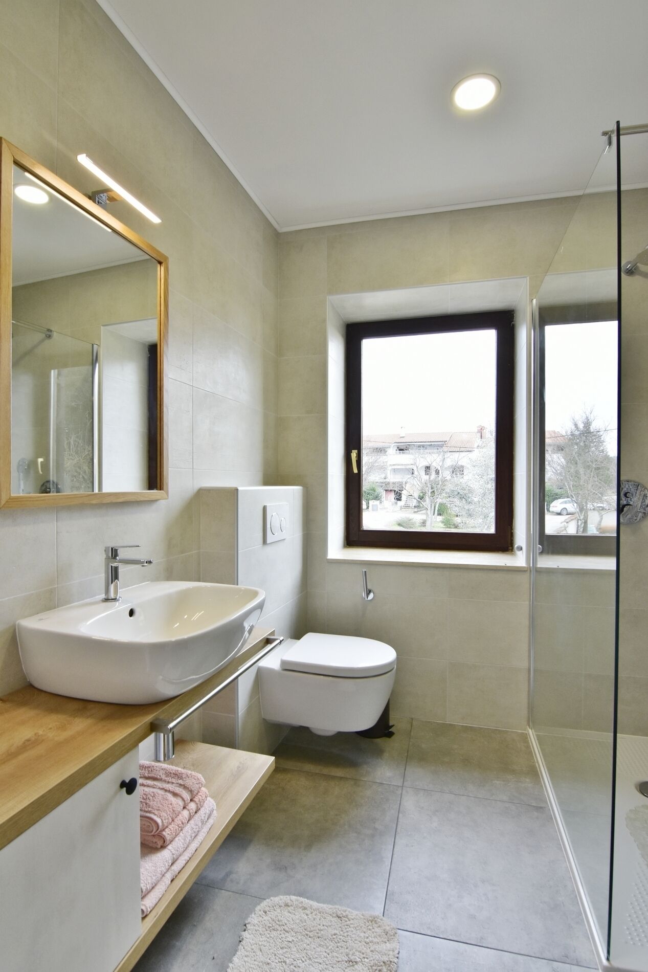 Vila, 3 quartos, varanda, vista para o jardim | Banheiro