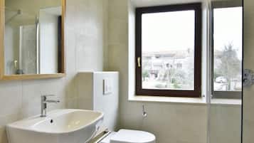 Vila, 3 quartos, varanda, vista para o jardim | Banheiro