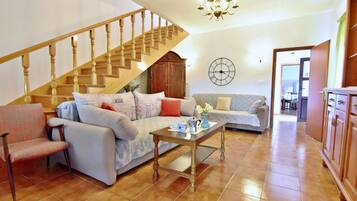 Vila, 3 quartos, varanda, vista para o jardim | Sala de estar