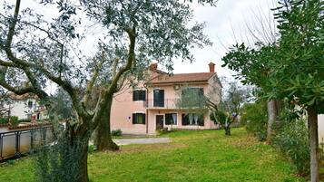 Vila, 3 quartos, varanda, vista para o jardim | Fachada