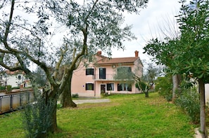 Vila, 3 quartos, varanda, vista para o jardim | Fachada