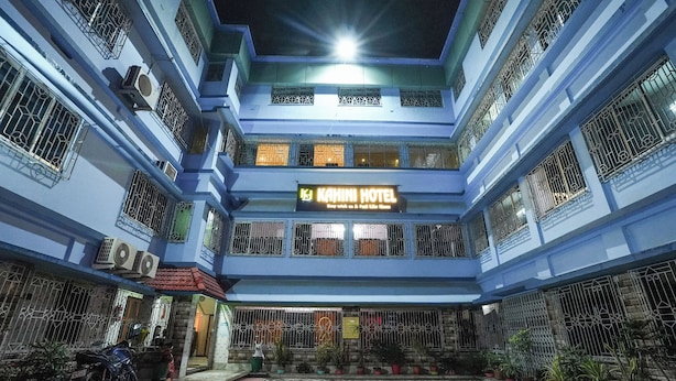 Ein mehrgeschossiges Gebäude mit einem Schild für das "Kahini Hotel" am Eingang.