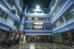 Useita kerroksia sisältävä rakennus, jonka sisäänkäynnin yläpuolella on kyltti, jossa lukee ”Kahini Hotel”.