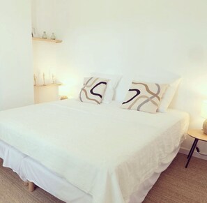 4 bedrooms, desk, iron/ironing board, travel crib - Superb mas provençal with swimming pool in the Luberon (Lagnes)