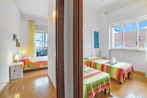 A hotel room with a bed, a desk, and a window. - Sunny Sea View (Melendugno)