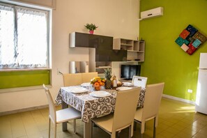 Appartement Standard, 2 chambres, balcon (Sunny Sea View) | Restauration