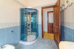 Apartamento standard, 2 quartos, sacada (Sunny Sea View) | Banheiro | Chuveiro, bidê, toalhas de banho, sabonete