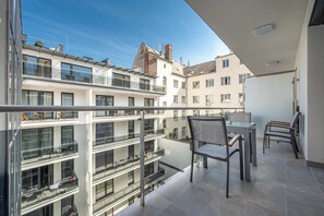 Outdoor dining - Stylish condo w balcony next to Andrassy road (Budapest)