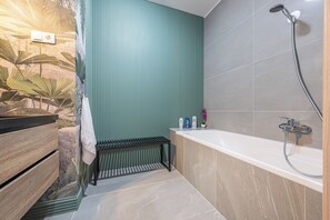 Hair dryer, towels, soap, toilet paper - Stylish condo w balcony next to Andrassy road (Budapest)