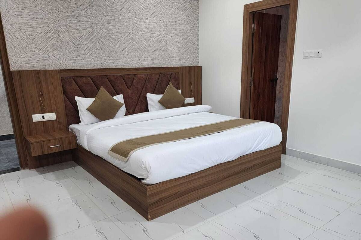 Deluxe Double Room, City View | Bathroom | Shower, free toiletries, towels, soap