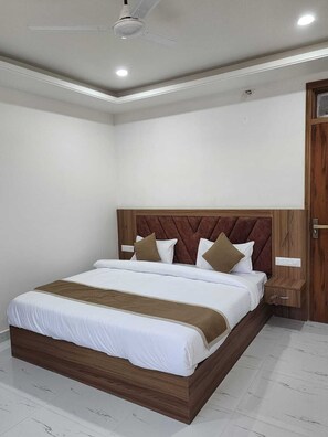 Deluxe Double Room, City View | Iron/ironing board, free WiFi - Shri Prem Sharnam (Vrindavan)