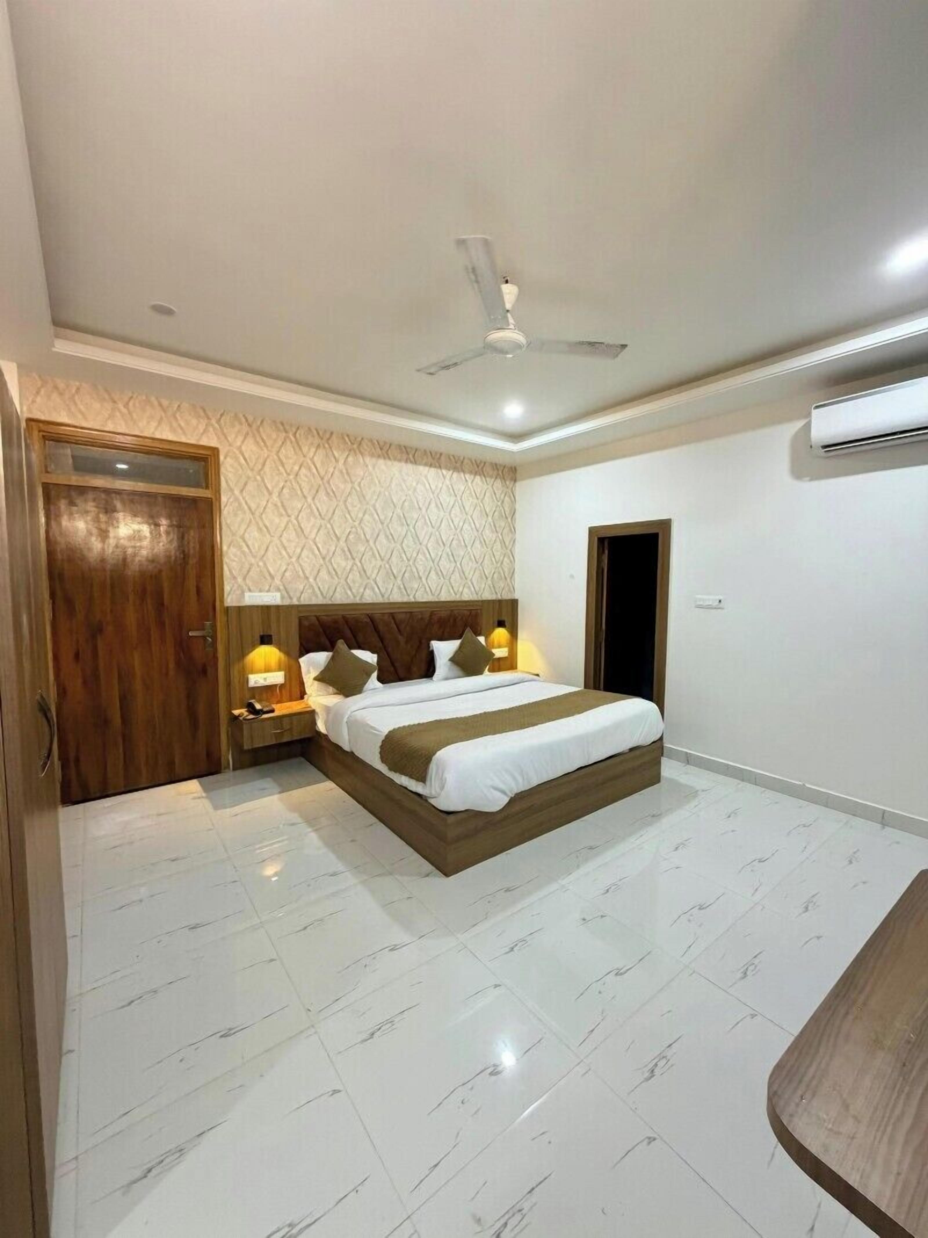 Deluxe Room, 1 King Bed, Bathtub | Iron/ironing board, free WiFi