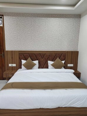 Deluxe Double Room, City View | Iron/ironing board, free WiFi - Shri Prem Sharnam (Vrindavan)
