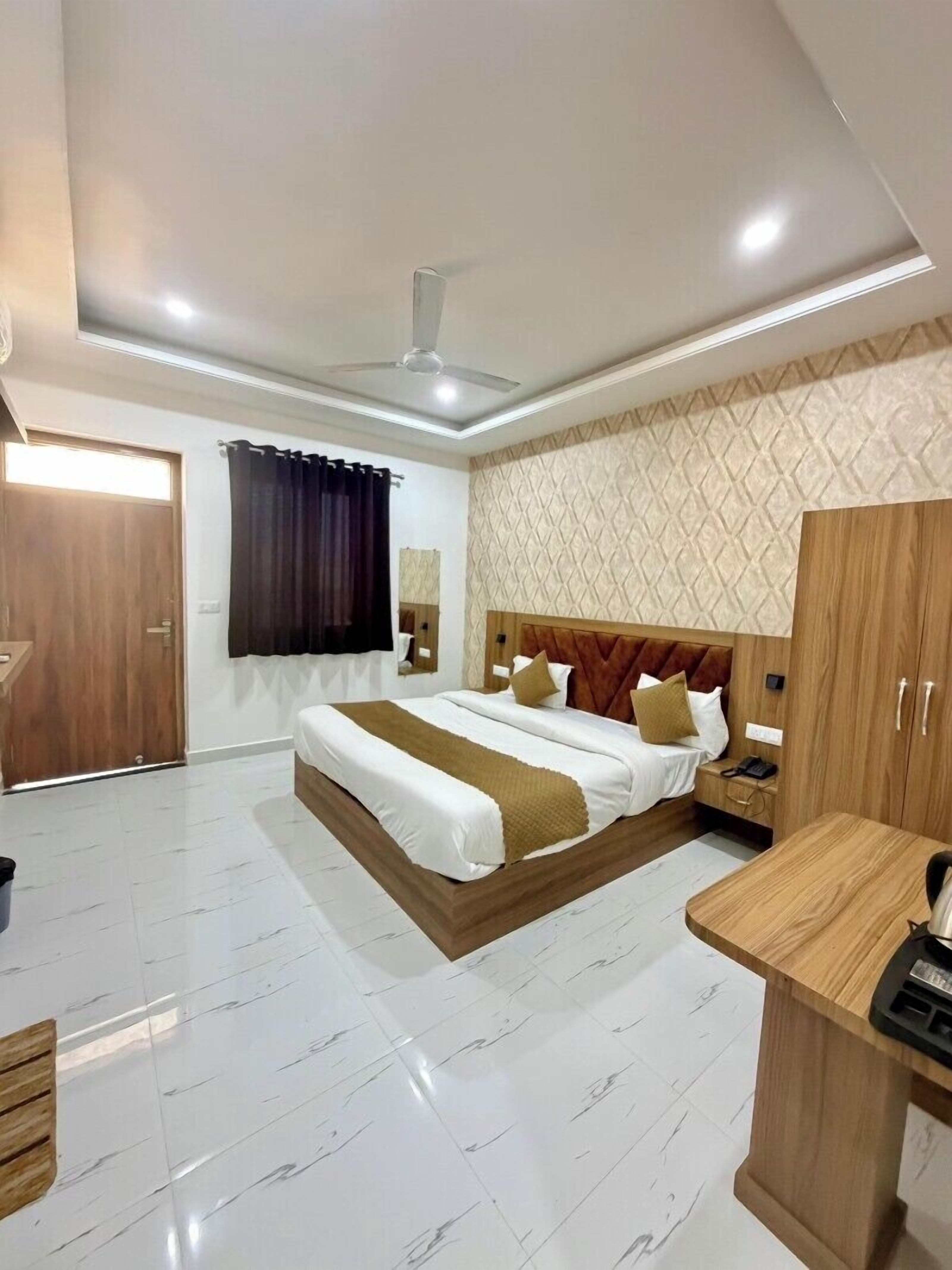 Deluxe Room, 1 King Bed, Balcony | Iron/ironing board, free WiFi