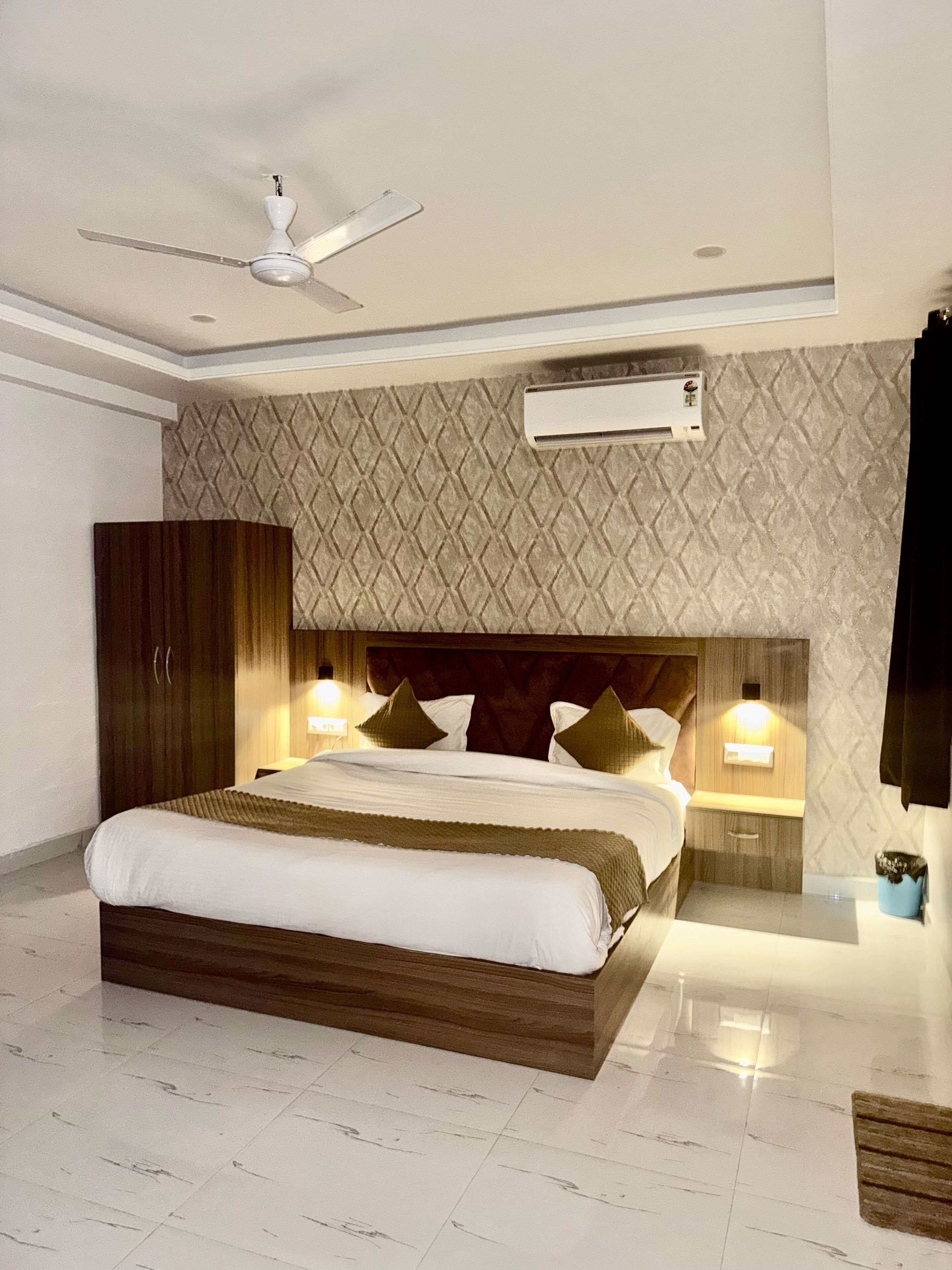 Quarto luxo, 1 cama King, sacada | Ferros/tábuas de passar roupa, Wi-Fi de cortesia