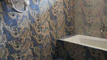 Dobbeltrom – deluxe, byutsikt | Bad | Dusj, toalettartikler (inkludert), håndklær og såpe