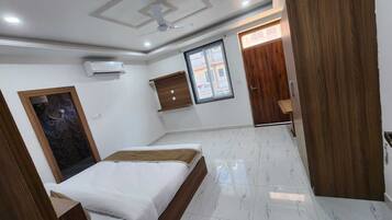 Deluxe-dobbeltværelse - byudsigt | Strygejern/strygebræt, gratis Wi-Fi