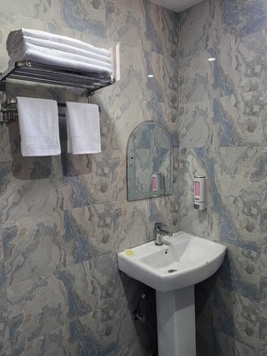 Deluxe-dobbeltværelse - byudsigt | Badeværelse | Bruser, gratis toiletartikler, håndklæder, Sæbe