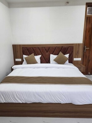 Deluxe-dobbeltværelse - byudsigt | Strygejern/strygebræt, gratis Wi-Fi