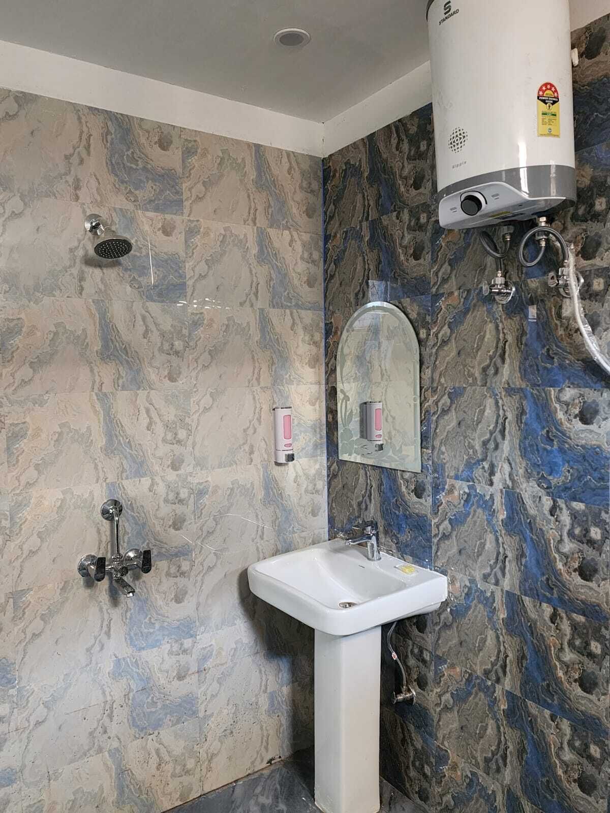 Deluxe-dobbeltværelse - byudsigt | Badeværelse | Bruser, gratis toiletartikler, håndklæder, Sæbe