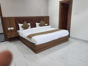Deluxe Double Room, City View | Iron/ironing board, free WiFi - Shri Prem Sharnam (Vrindavan)