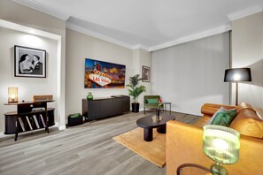 TV, books - Vesna Luxe Penthouse Living at MGM Signature (Las Vegas)