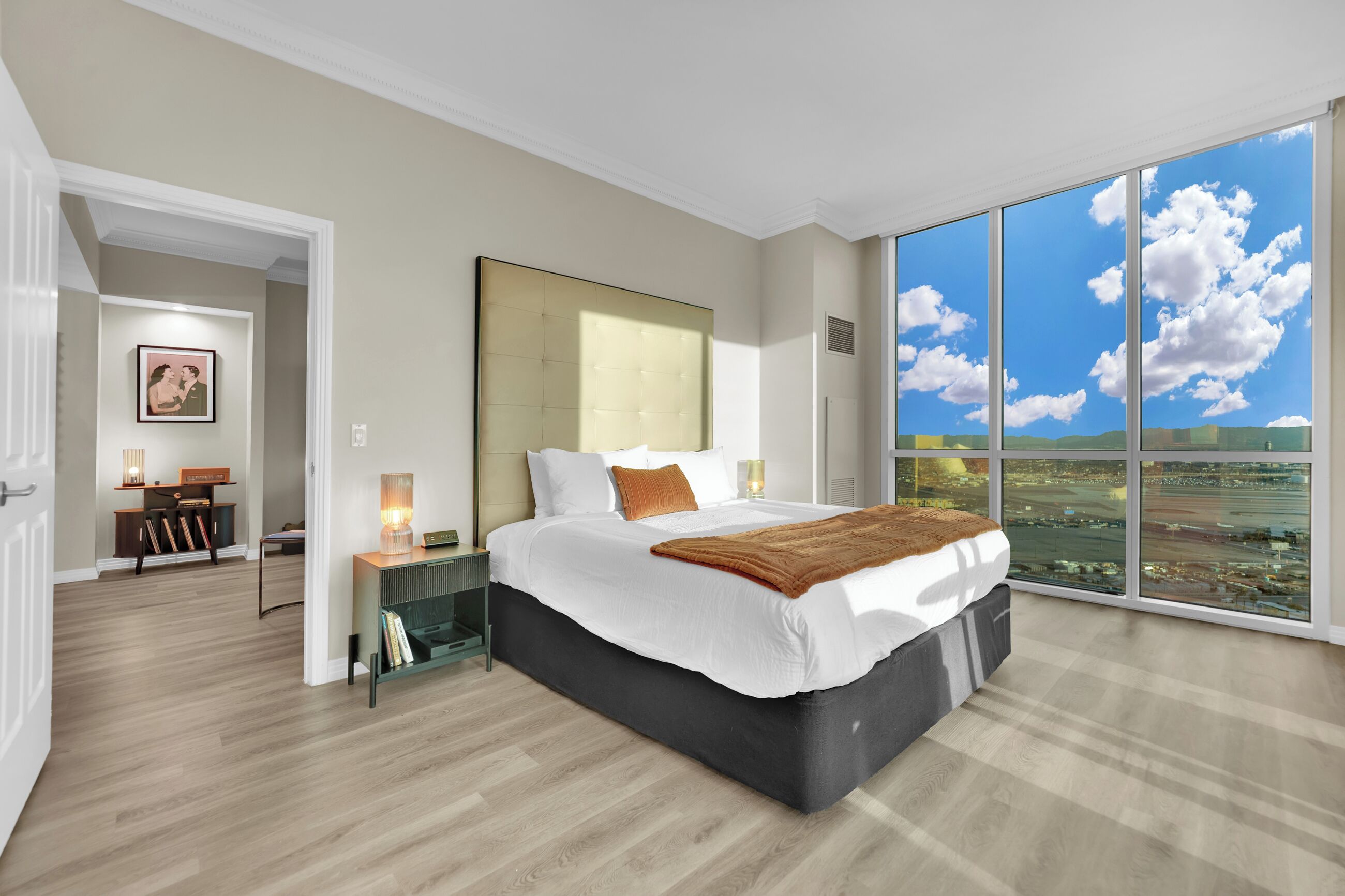 Tabla de planchar con plancha, wifi gratis, ropa de cama