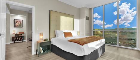 Tabla de planchar con plancha, wifi gratis, ropa de cama