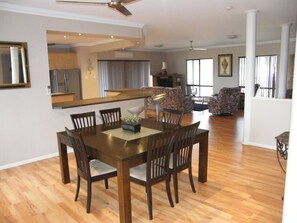 Ferienhaus, 5 Schlafzimmer, Raucher, Balkon | Esszimmer