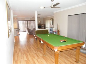 Maison, 5 chambres, fumeur, balcon | Salle de jeux