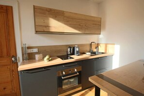 Fridge, microwave, oven, stovetop - Appartement 43m² 1 chambre hyper centre. (Aix-les-Bains)