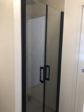 Shower, hair dryer - Appartement 48m² 1 chambre, garage, proche du lac (Aix-les-Bains)