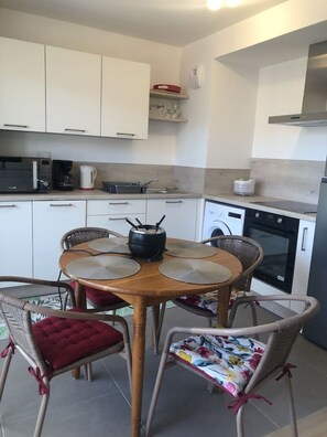 Fridge, microwave, oven, stovetop - Appartement 48m² 1 chambre, garage, proche du lac (Aix-les-Bains)