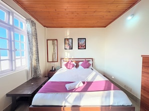 Desk, free WiFi - Hotel Pinecrest Inn Darjeeling (Darjeeling)