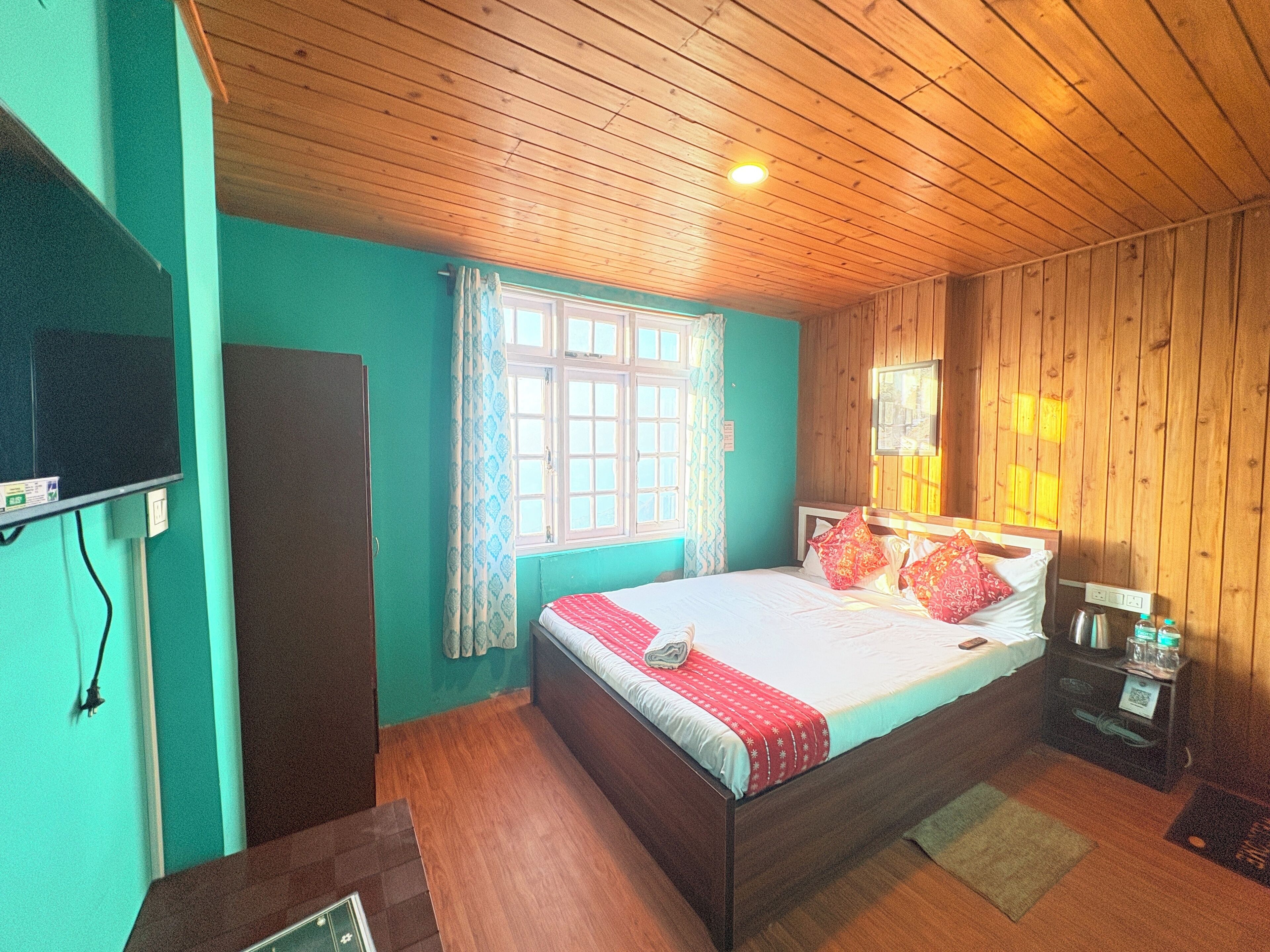 Deluxe Room | Desk, free WiFi